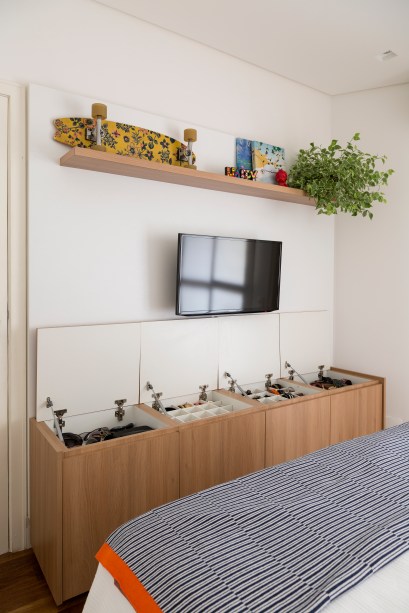 Apê de 160m² tem lavabo com bancada de madeira rústica e papel de parede