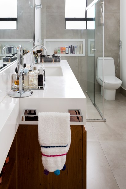 Apê de 160m² tem lavabo com bancada de madeira rústica e papel de parede