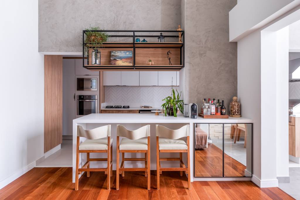 Apê com mezanino pé-direito duplo ganha cozinha integrada e churrasqueira