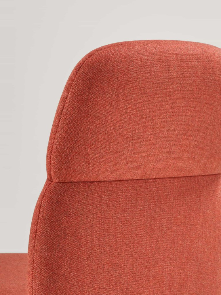 Detalhe encosto cadeira Asari vermelha