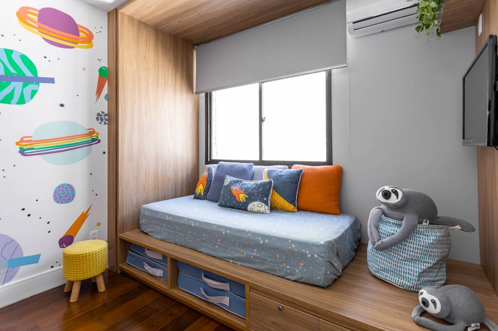 Quarto infantil com cama em caixa de madeira.