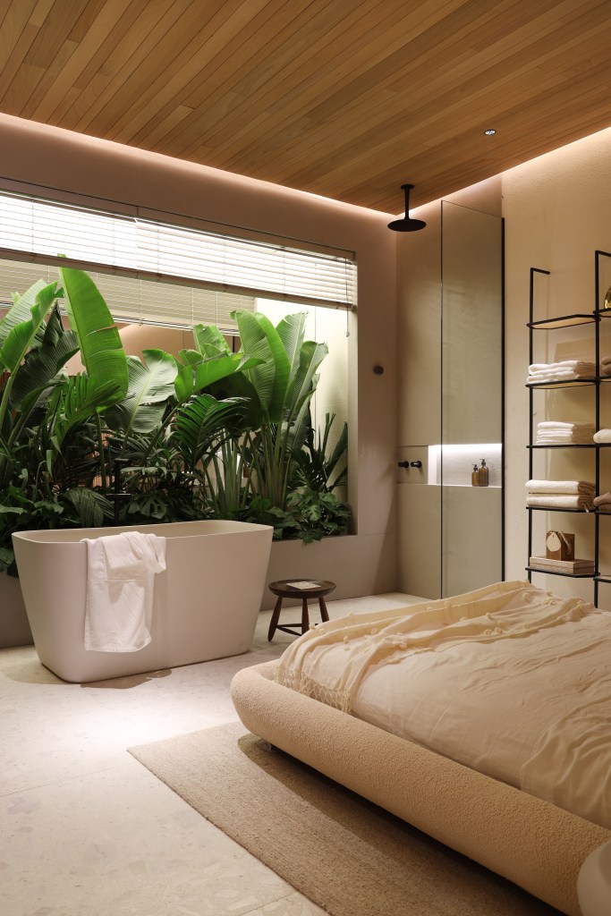 Casa de 82 m² tem projeto inspirado em Carlos Drummond de Andrade. Projeto de Bárbara Dundes. Na foto, banheiro com banheira e boxe aberto.
