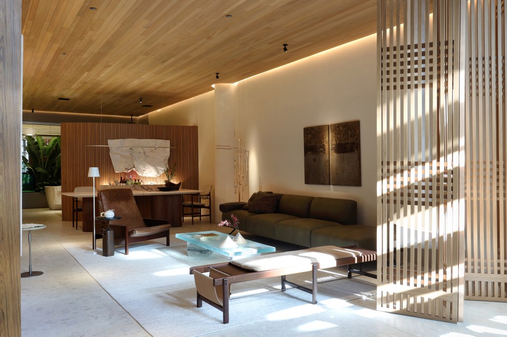 casa-82-m2-projeto-inspirado-carlos-drummond-de-andrade-barbara-dundes-casacor-sp-credito-marco-antonio (15) Casa de 82 m² tem projeto inspirado em Carlos Drummond de Andrade. Projeto de Bárbara Dundes. Na foto, loft com sala, home office e quarto. Parede luminada, porta de muxarabi e quadros.