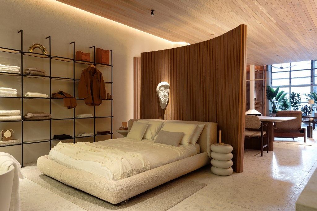 Casa de 82 m² tem projeto inspirado em Carlos Drummond de Andrade. Projeto de Bárbara Dundes. Na foto, quarto com cabeceira curva e cama estofada.