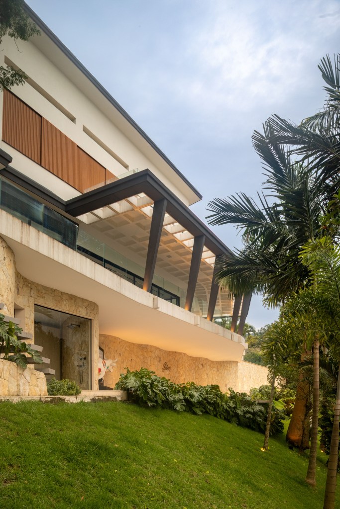 casa-modernista-900m-cozinha-integrada-moveis-design-murad-sarria-arquitetura-renata-zappellini-15 Fachada de casa iluminada.