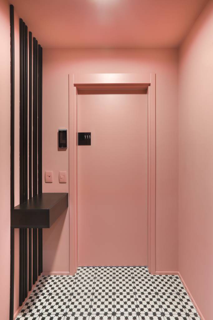 color-blocking-azul-rosa-hall-lavabo-ape-220m-studio92-arquitetura-08 Hall de entrada com color blocking rosa.