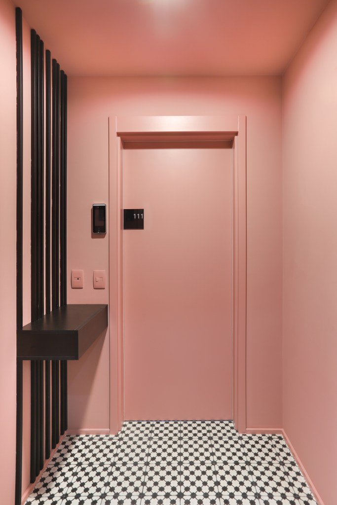Hall de entrada com color blocking rosa.