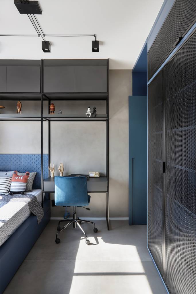 color-blocking-azul-rosa-hall-lavabo-ape-220m-studio92-arquitetura-18-home-office Quarto com paredes no tom cimento queimado e home office pequeno ao lado da cama.