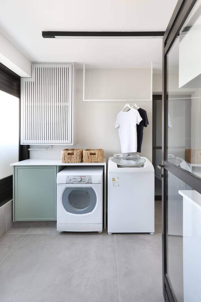 color-blocking-azul-rosa-hall-lavabo-ape-220m-studio92-arquitetura-26-lavanderia Lavanderia com máquina de lavar e secadora, piso de porcelanato cimento queimado.