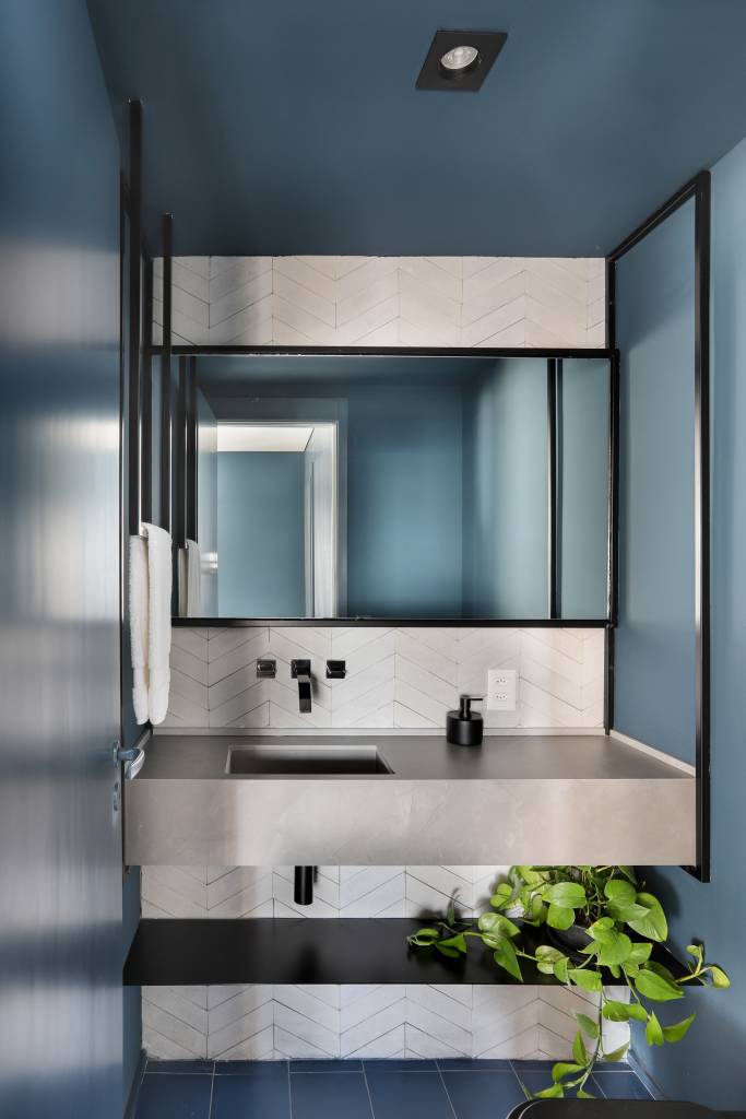 color-blocking-azul-rosa-hall-lavabo-ape-220m-studio92-arquitetura-32 Banheiro com paredes azuis e cuba esculpida.
