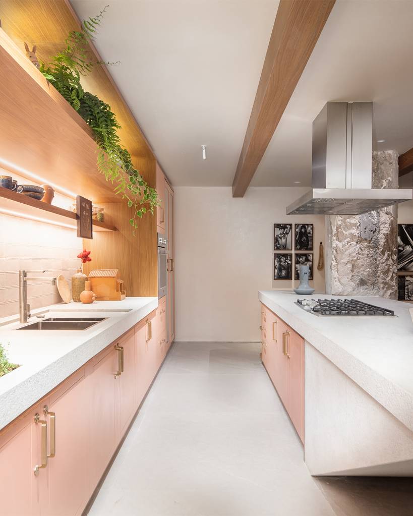 cozinha-marcenaria-rosa-brises-horta-granito-branco-bruno-moraes-casacor-sp-credito-guilherme-pucci (15) Cozinha une marcenaria rosa, brises, horta e granito branco. Projeto de Bruno Moraes para a CASACOR SP 2023. NA foto, cozinha com marcenaria rosa, bancada de granito e horta.