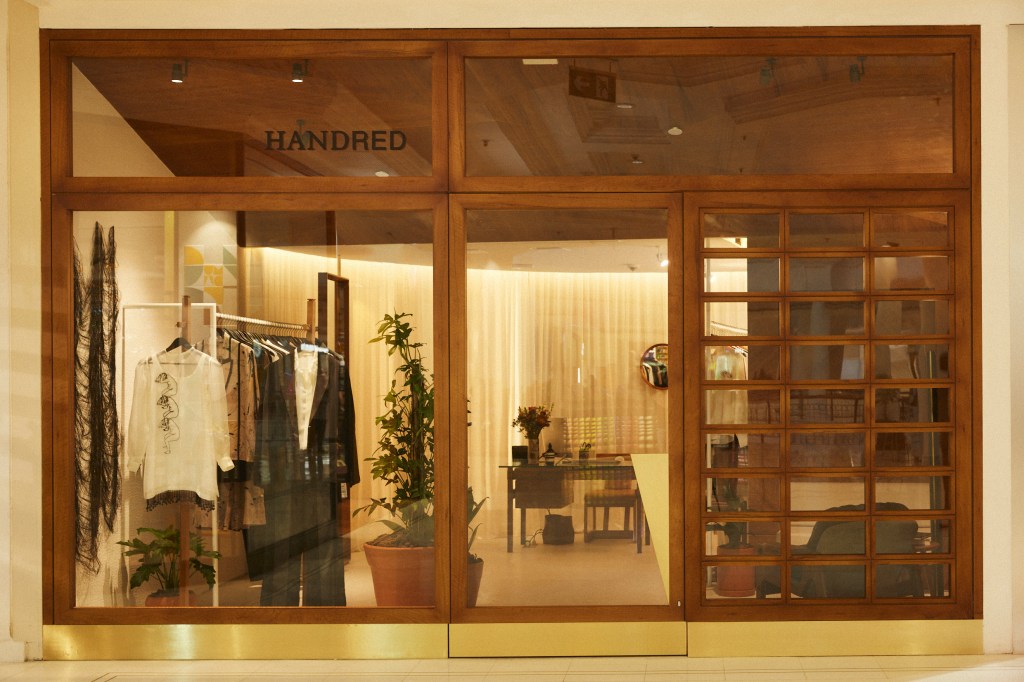Handred inaugura loja com projeto inspirado no Modernismo. Projeto Estúdio Gaibola. Na foto, fachada com caixilhos de madeira.