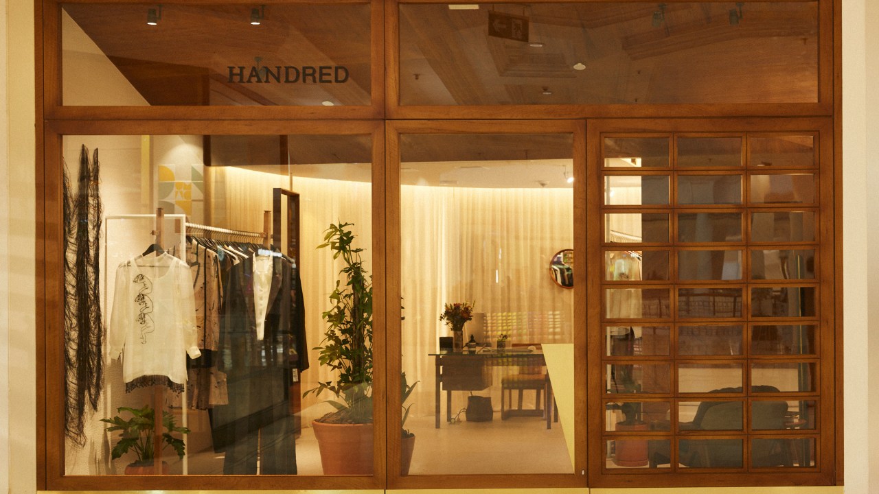 Handred inaugura loja com projeto inspirado no Modernismo. Projeto Estúdio Gaibola. Na foto, fachada com caixilhos de madeira.