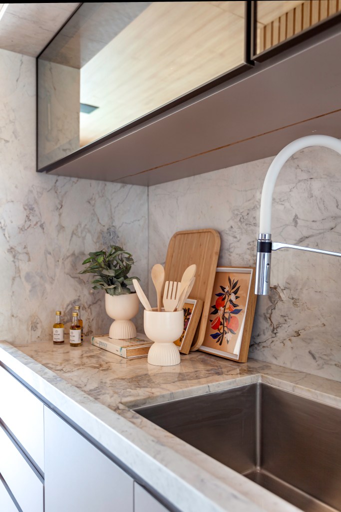 Cozinha integrada pequena com backsplash marmorizado