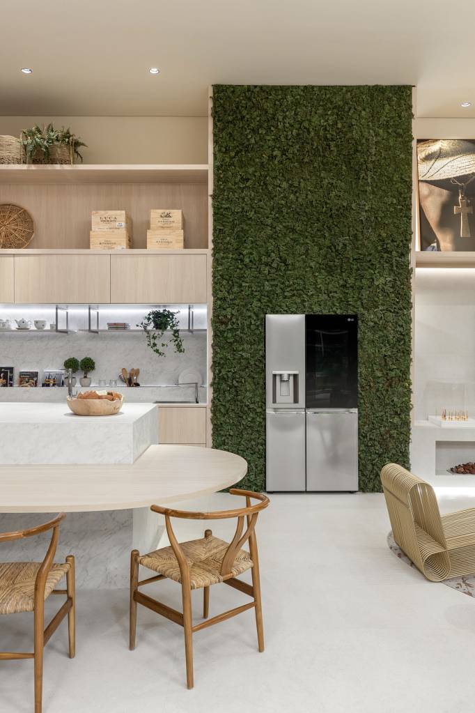 Loft de 124 m² é criado para um casal paulista apaixonado pelo nordeste. Projeto de Cristiane Pepe, Ecatherina Brasileiro e Maria Clara Marback. Na foto, cozinha com pé-direito alto, parede de musgo e bancada.