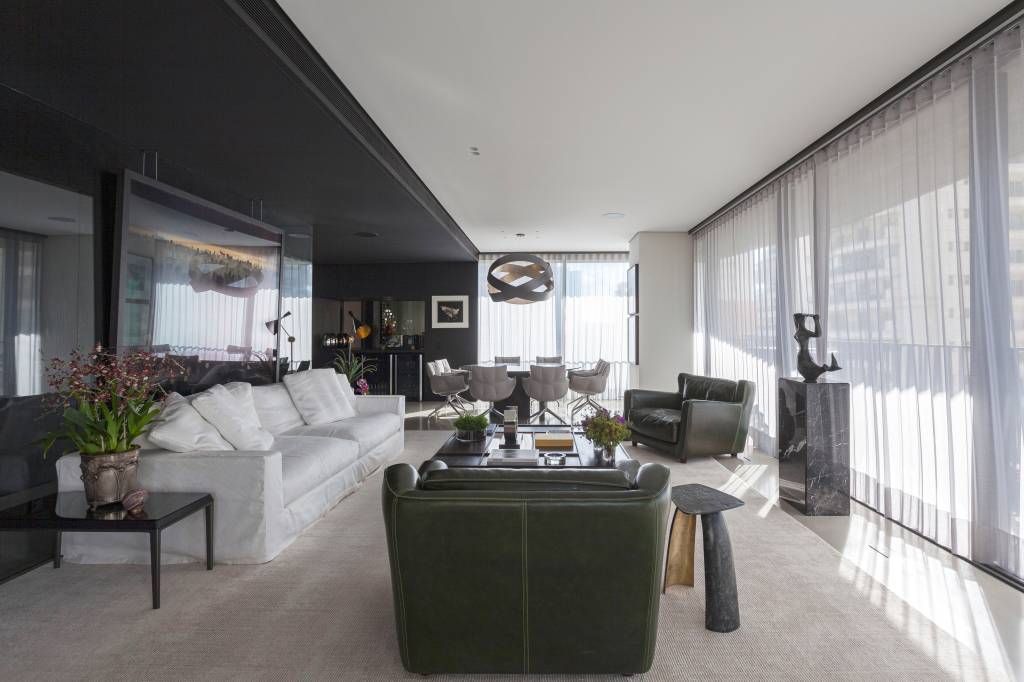 Madeira ebanizada e tons off white criam contraste em apê cheio de design