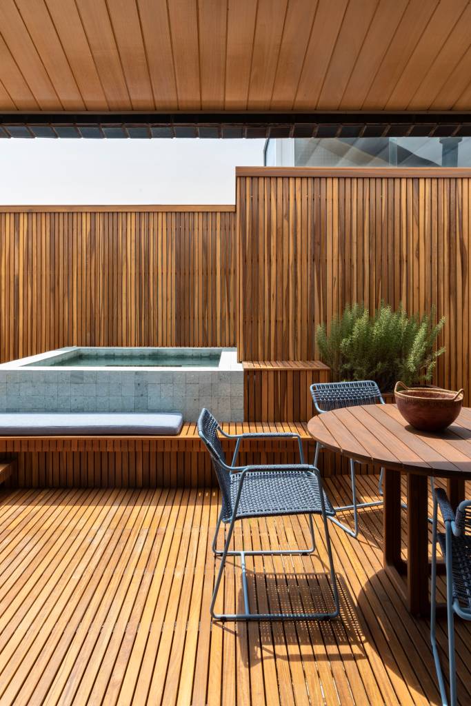 materiais-naturais-clima-praia-ape-alessandra-ambrosio-juliana-pippi-07 Spa com deck de madeira e piscina.