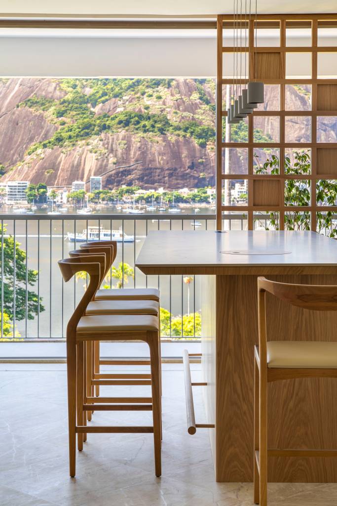 Sala de jantar com mesa de madeira.