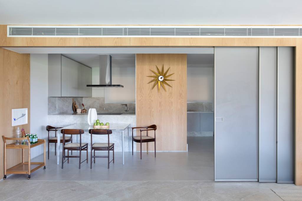 muxarabis-emolduram-paisagem-ape-400m-area-gourmet-roberta-deviaste-34-cozinha-porta-correr Cozinha integrada com porta de correr, mesa para refeições e cadeiras.