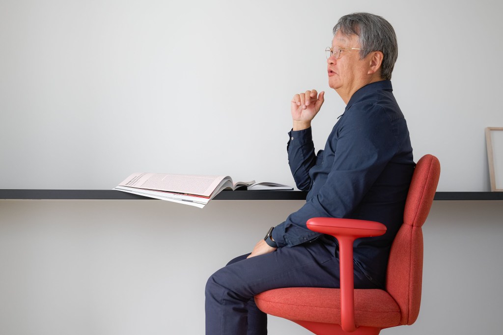 Designer Naoto Fukasawa sentado na cadeira Asari