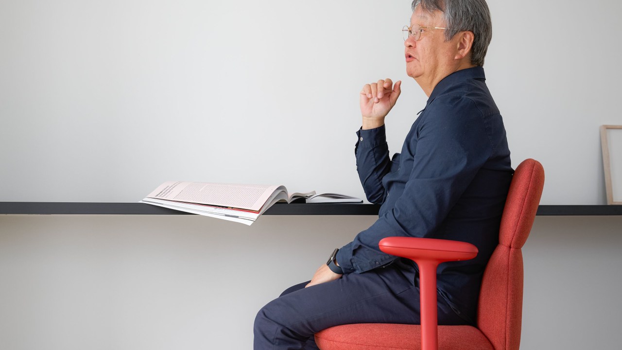Designer Naoto Fukasawa sentado na cadeira Asari