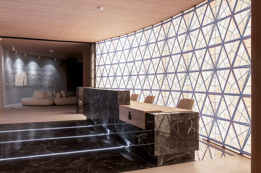 Parede de tela tensionada reproduz cúpula do Conjunto Nacional