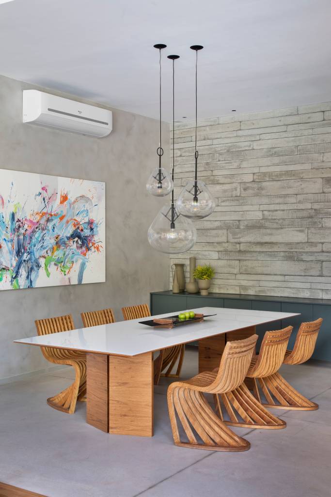 pe-direito-alto-teto-ripado-casa-634m-up3-arquitetura-03-jantar Sala de jantar com mesa de tampo branco e cadeiras de madeira.