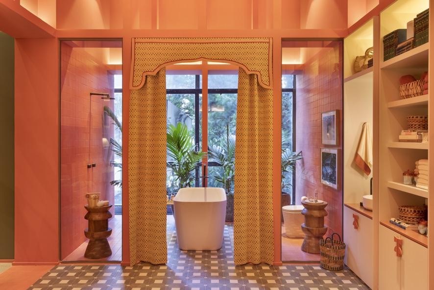 Banheiro com banheira solta, piso geométrico e cortina estampada
