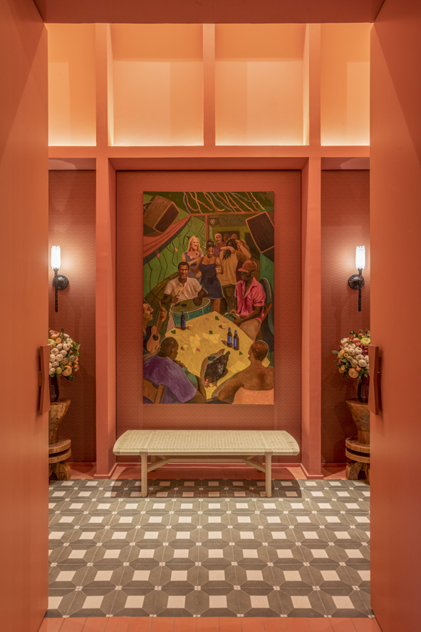 ritmo-alegria-samba-inspiram-casa-paleta-de-cores-vibrante-marcelo-salum-casacor-sp-2023-03 Hall de entrada com piso geométrico, paredes coral e quadro.