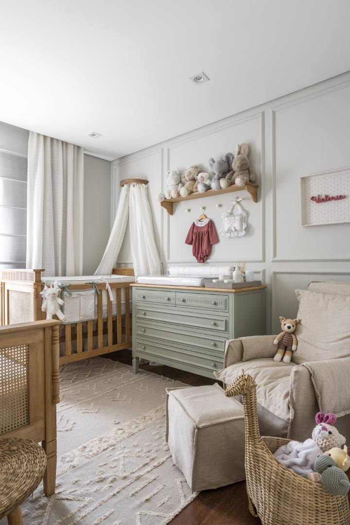 Sala e quarto são repaginados para receber a nova bebê da família. Projeto Karen Pisacane. Na foto, quarto de bebê com berço, papel de parede e sofá.