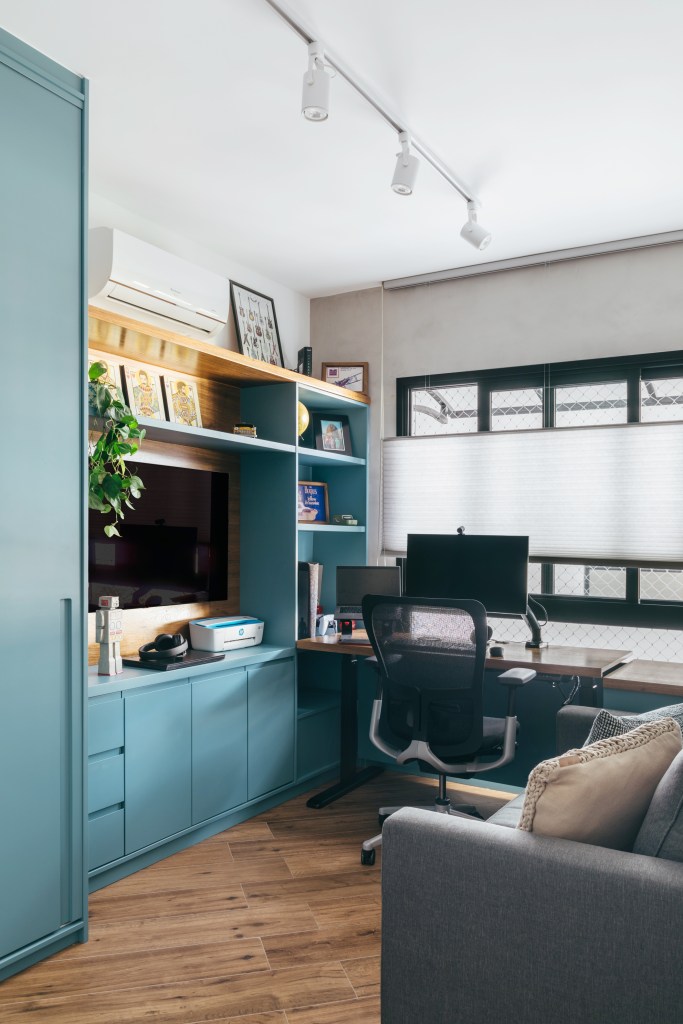 Home office com marcenaria em laca azul.