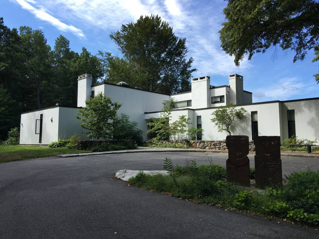 Retiro da Bauhaus com piscina perto de Boston.
