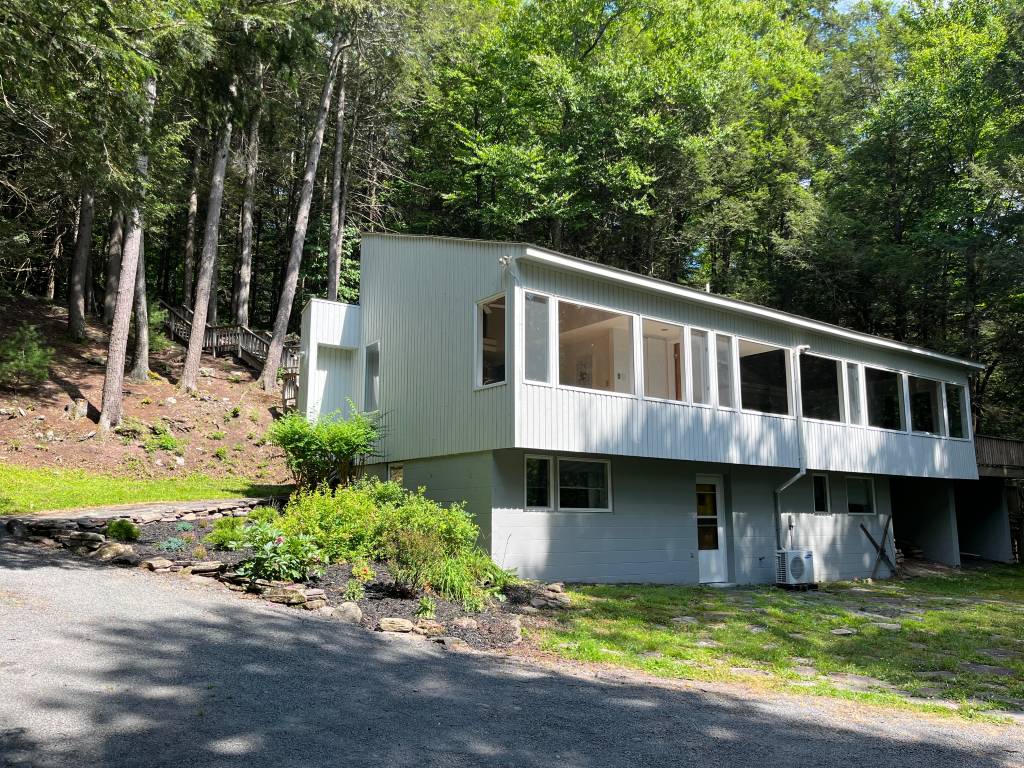 Stream-Side Mid-Century Loft Home, em Nova York.