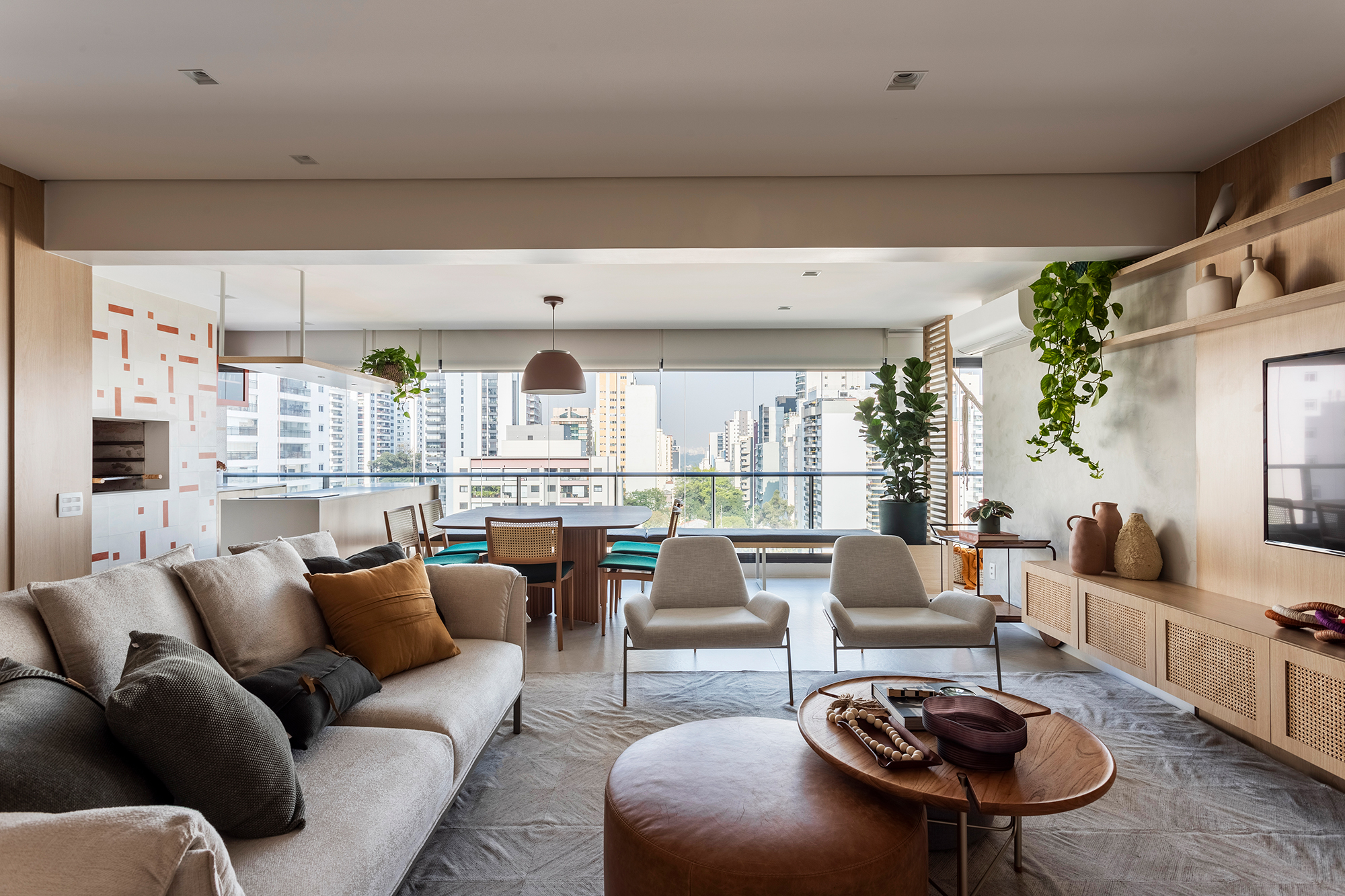 Apartamento ganha canto zen com rede de balanço e chão de pedriscos. Projeto de Interni Arquitetura. Na foto, sala integrada com varanda, marcenaria e espaço gourmet.