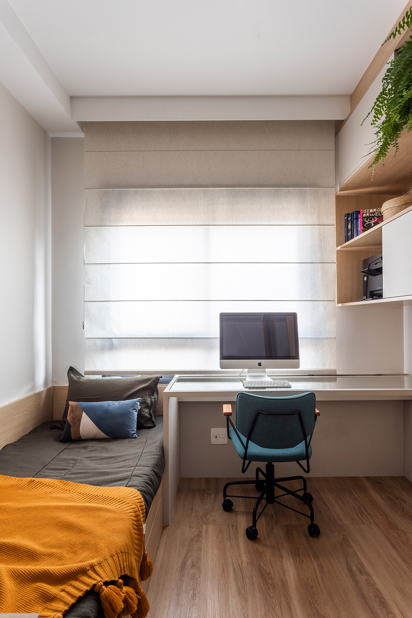 Apartamento ganha canto zen com rede de balanço e chão de pedriscos. Projeto de Interni Arquitetura. Na foto, quarto de hospedes com home office.