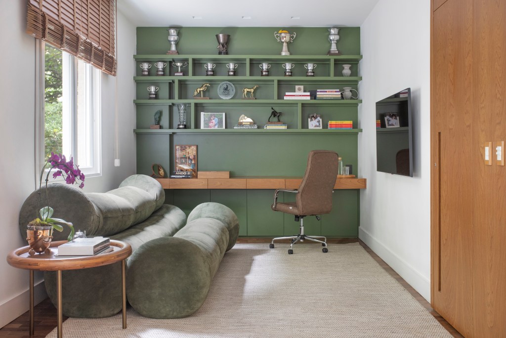 Projeto de Bianca Da Hora. Na foto, home office com estante de marcenaria verde.