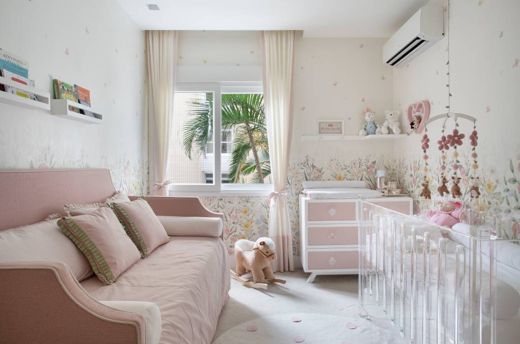 ape-180m-madeira-ipe-paredes-paleta-cores-neutras-bianca-da-hora-19-quarto-bebe Projeto de Bianca Da Hora. Na foto, quarto de bebê com papel de parede floral, poltrona branca, sofá cama e berço de acrílico branco.