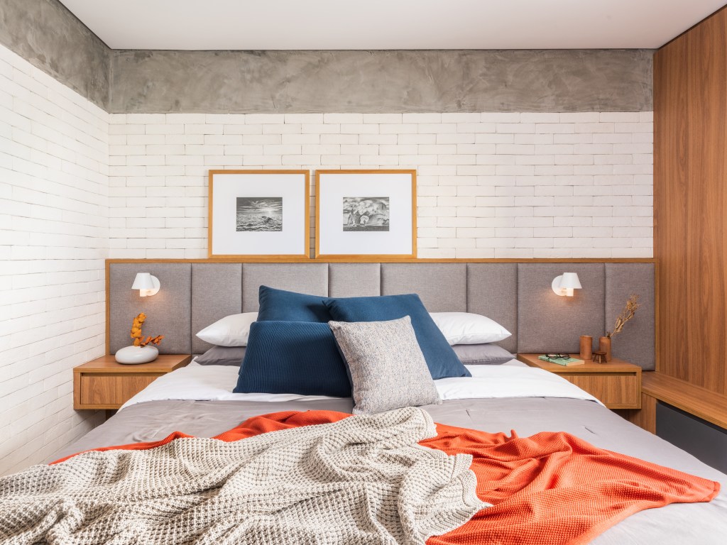 Projeto de Pietro Terlizzi. Na foto, quarto com cabeceira estofada, tapete e cama de casal.