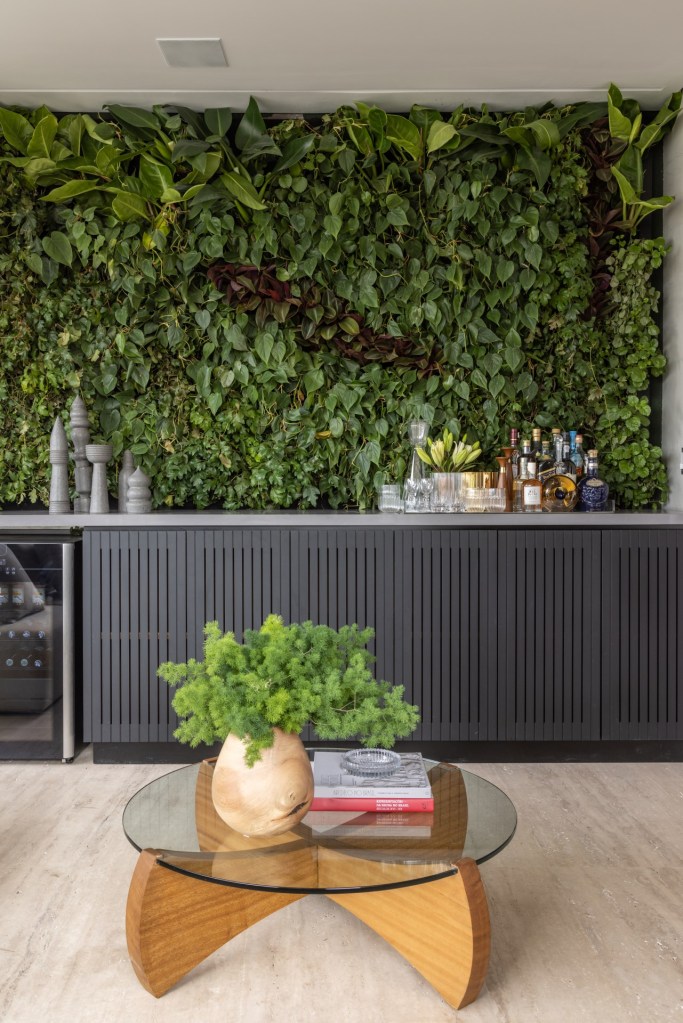 Projeto de Denise Polverini e Fernanda Villefort. Na foto, varanda com buffet, bar, jardim vertical.