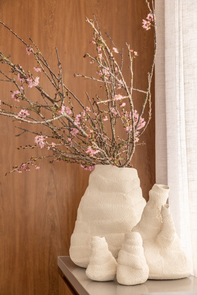 Projeto de Denise Polverini e Fernanda Villefort. Na foto, vasos de cerâmica brancos com ramos de cerejeiras.