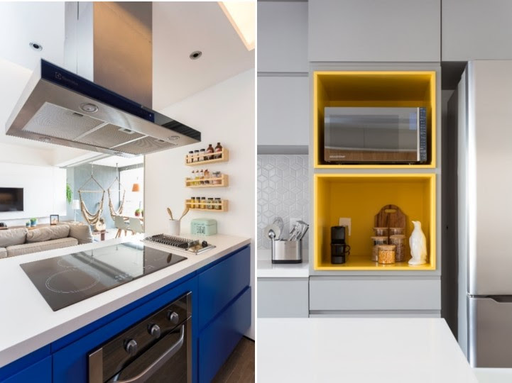 À esquerda, cozinha com marcenaria azul; à direita, cozinha com marcenaria cinza.