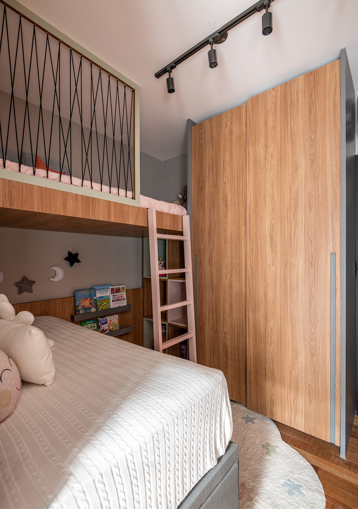 Casa de 200 m² ganha estilo industrial moderno, iluminação aparente e monocromia. Projeto de Dani Espírito Santo. Na foto, quarto infantil com cama suspensa, escada e armário.
