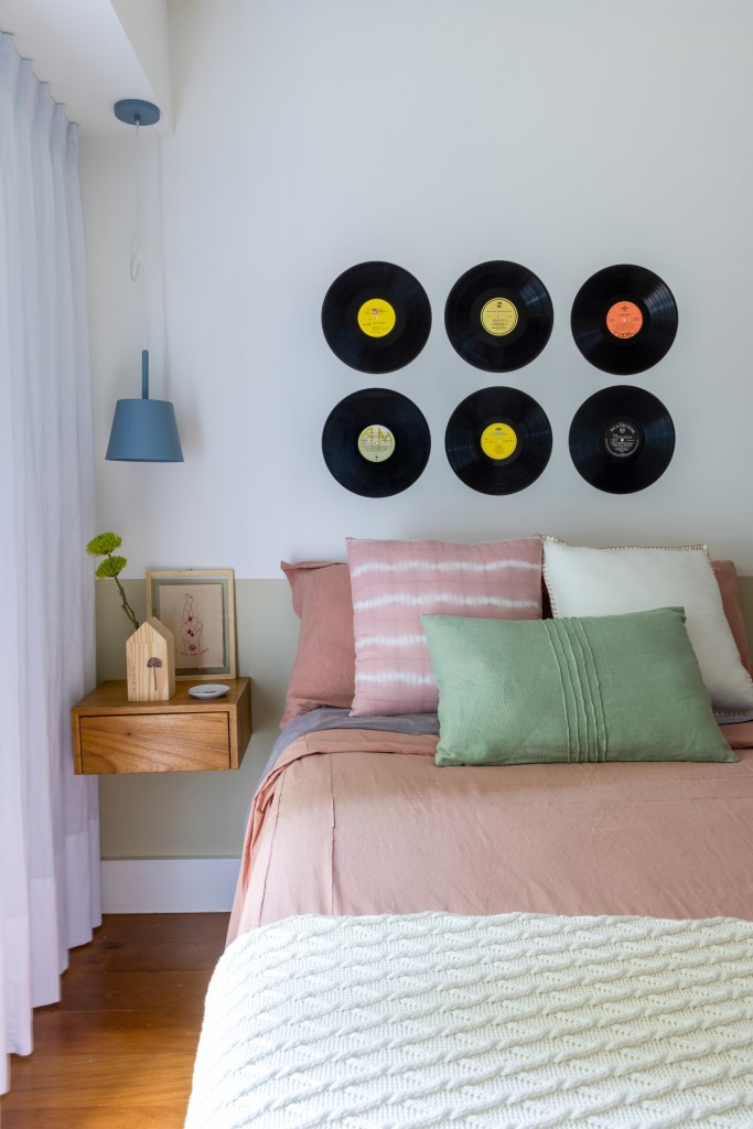 Projeto de Manuela Santos. Na foto, quarto adolescente com cama de solteiro e discos de vinil na parede.