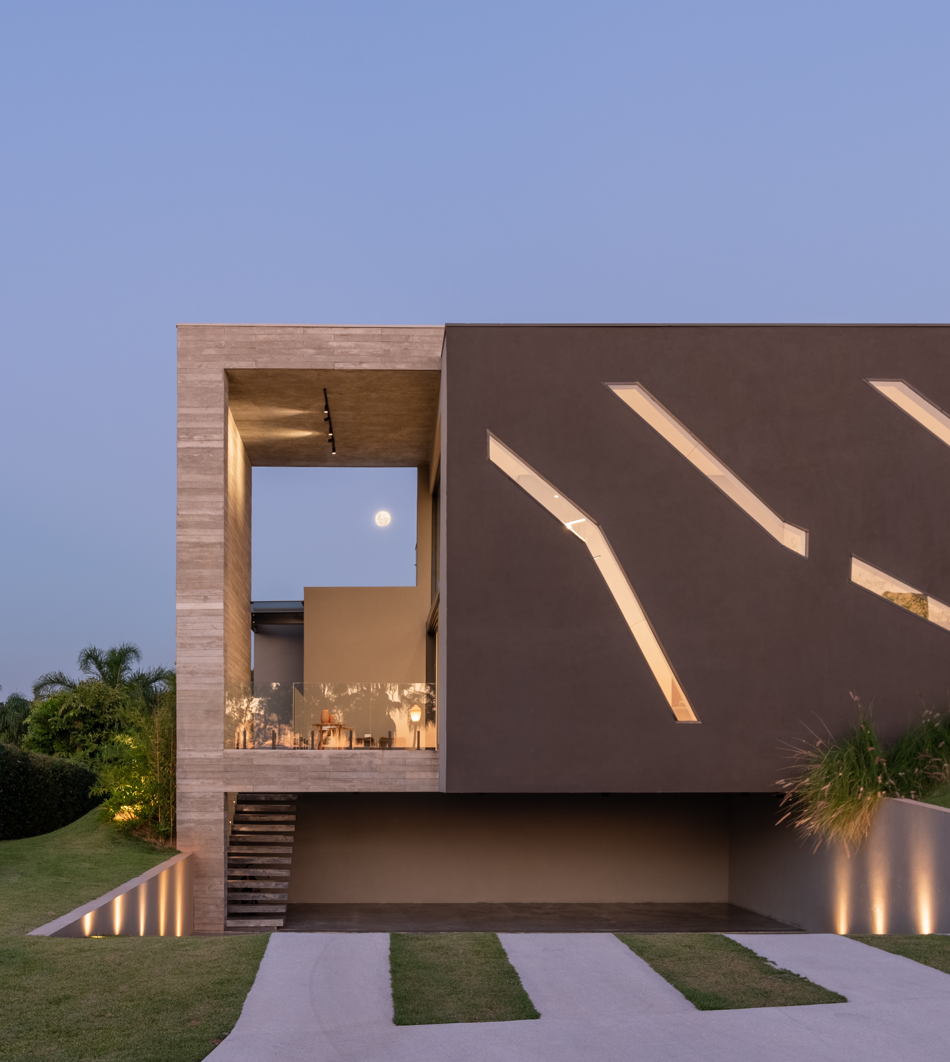 Casa com fachada com aberturas assimétricas.