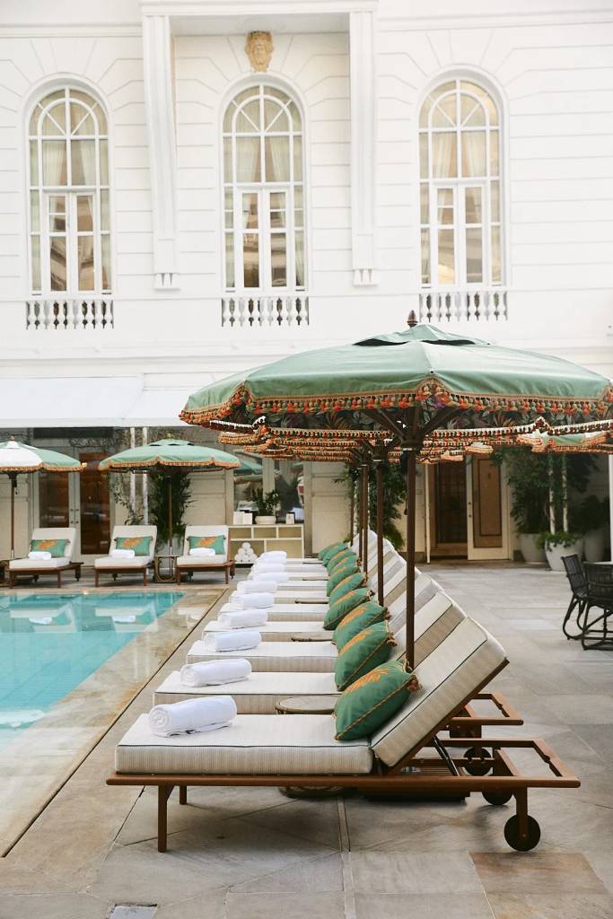 Conheça a decoração da nova piscina do Copacabana Palace