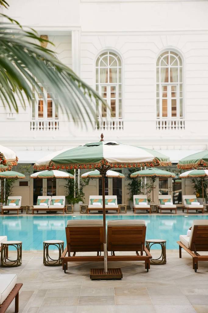 Conheça a decoração da nova piscina do Copacabana Palace