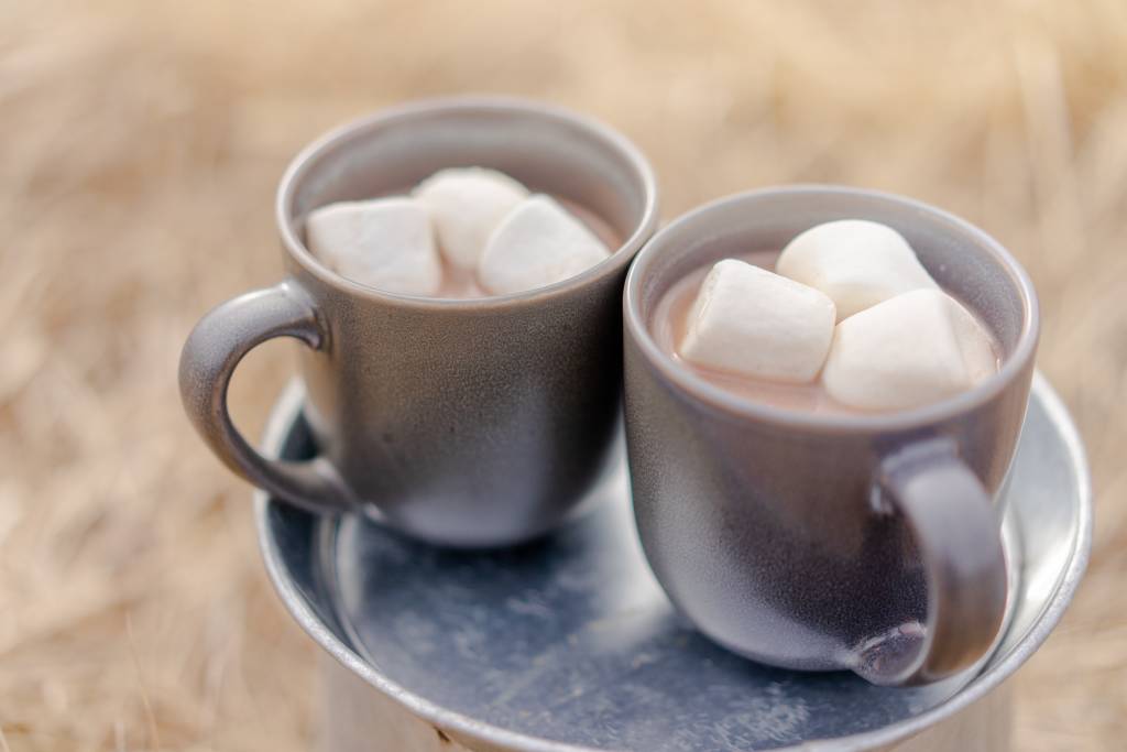 Duas xícaras com chocolate quente com marshmellows