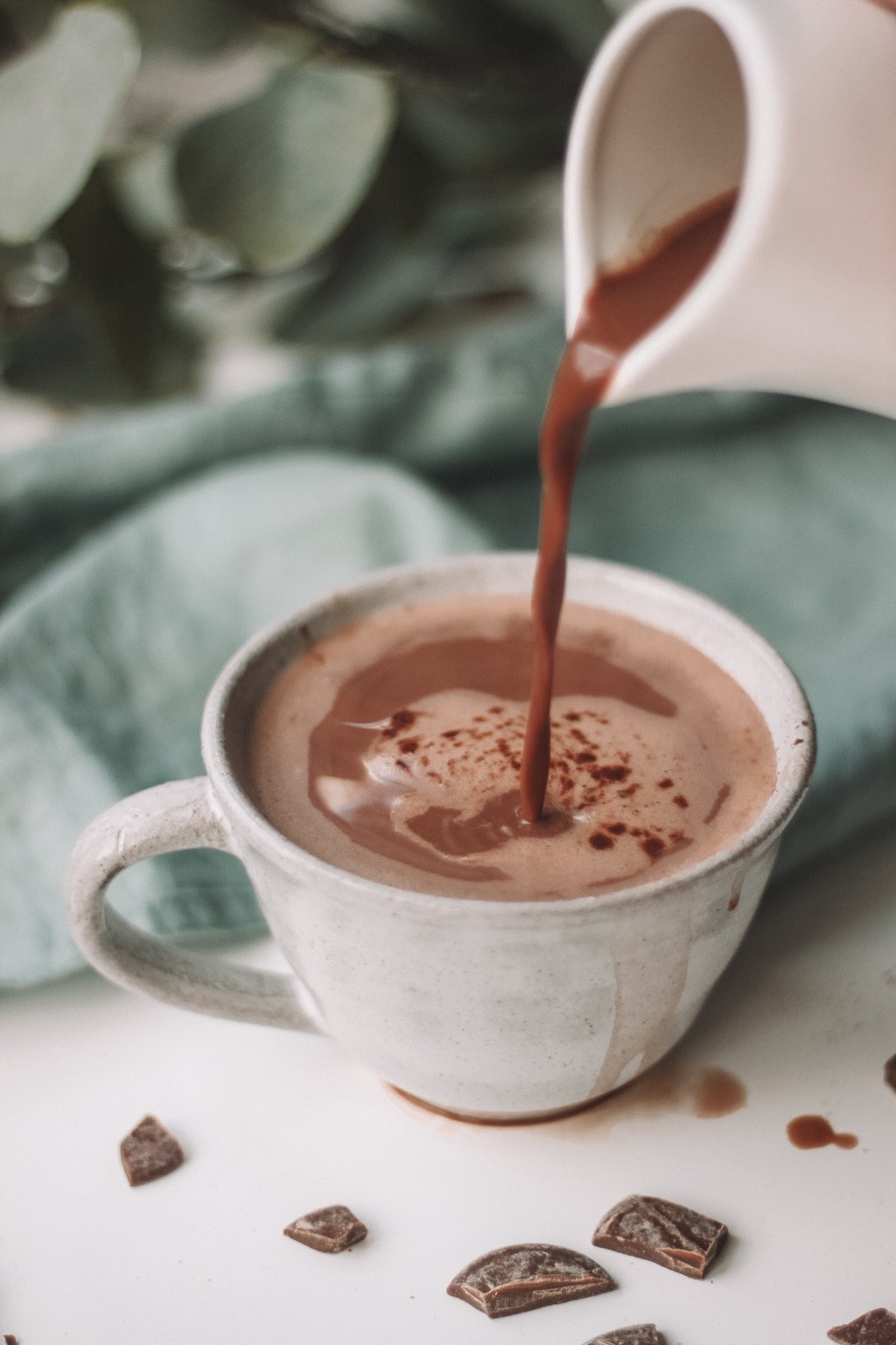 Xícara de porcelana com chocolate quente.