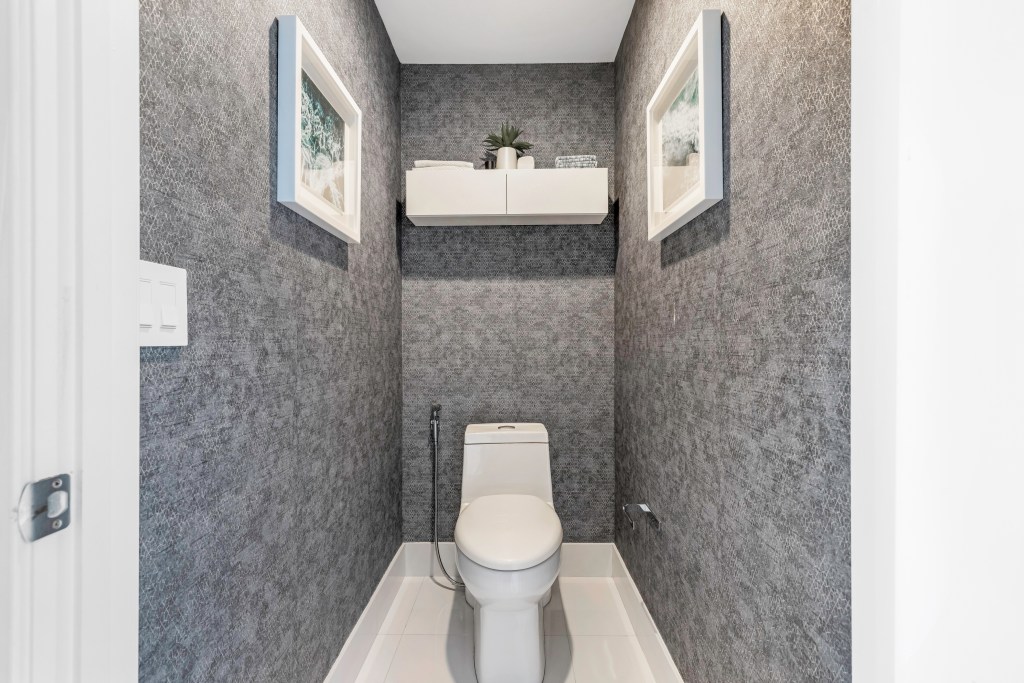 Projeto de Gigi Gorenstein. Na foto, Banheiro pequeno com vaso sanitário somente e papel de parede.