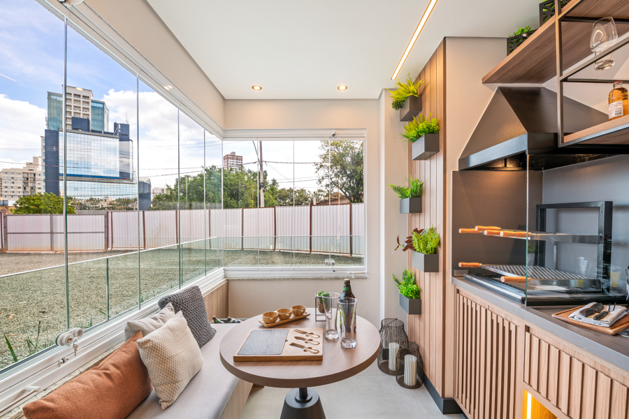 Duplex de 75 m² possui varanda com churrasqueira a carvão e suíte com closet. Na foto, varanda com churrasqueira e jardim vertical.